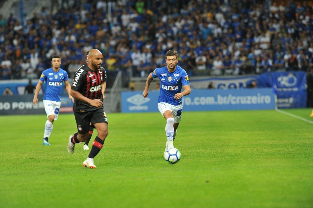 Lances do primeiro tempo da partida entre Cruzeiro e Atltico-PR, no Mineiro, pelas oitavas de final da Copa do Brasil