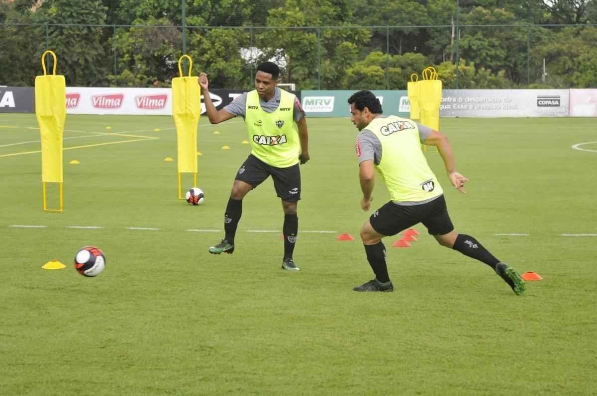 Volante Elias participou nesta quinta-feira do seu primeiro treino como jogador do Atltico. Roger Machado comandou uma atividade com bola utilizando atletas que no jogaram ou atuaram pouco diante do Cruzeiro