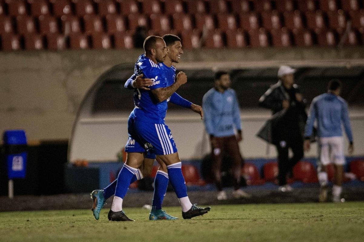 Fotos da partida entre Londrina e Cruzeiro, pela S�rie B