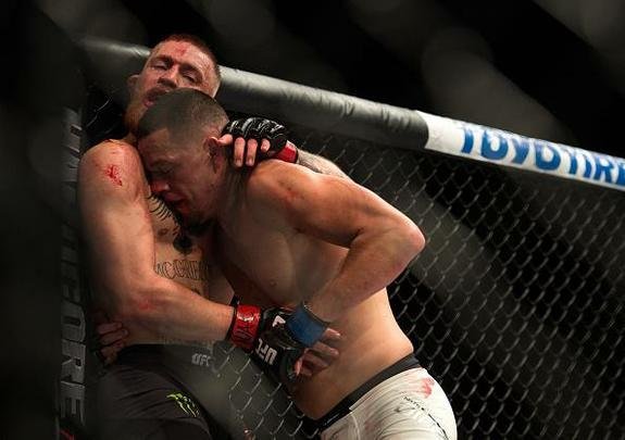 Nate Diaz vence Conor McGregor por finalização na luta principal do UFC 196