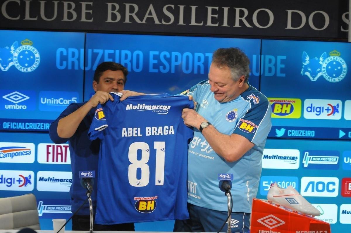 Em sua apresentao, Abel Braga diz que quebrou regra particular para ajudar Cruzeiro a escapar do rebaixamento e prometeu time ofensivo para recuperar respeito ao clube.