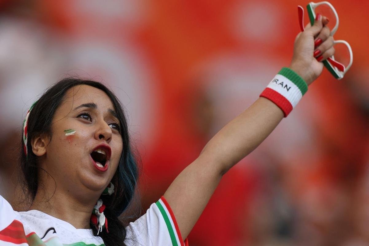 Os torcedores de Inglaterra e Ir no primeiro jogo do Grupo B na Copa do Mundo.