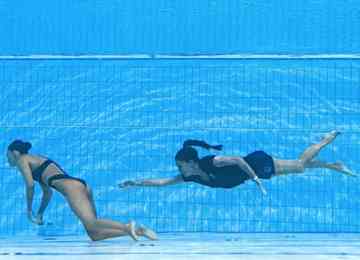 Anita Álvarez teve quadro de exaustão e perdeu a consciência após apresentação na final do solo livre do nado artístico;  veja fotos do resgate da atleta 