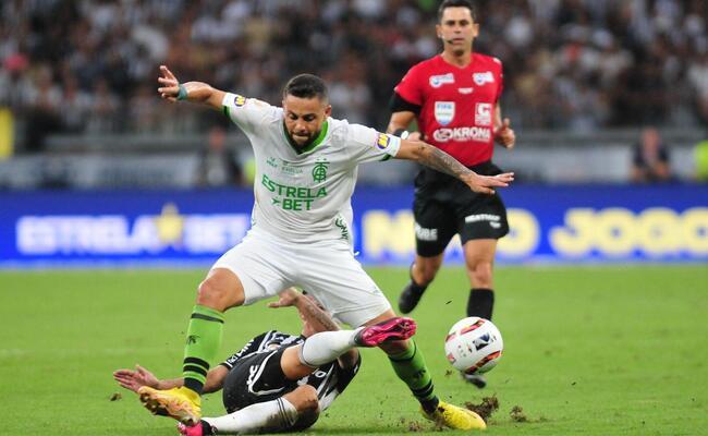 Disputa de bola na final do Mineiro entre Atltico e Amrica