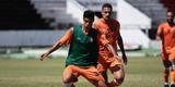 Jogadores do Santa Cruz treinaram no est�dio do Arruda, j� apresentando trabalhos com bola no gramado, sob a supervis�o do t�cnico Itamar Sch�lle. Todos os atletas e os membros da comiss�o t�cnica seguem submetidos �s medidas de afastamento social.