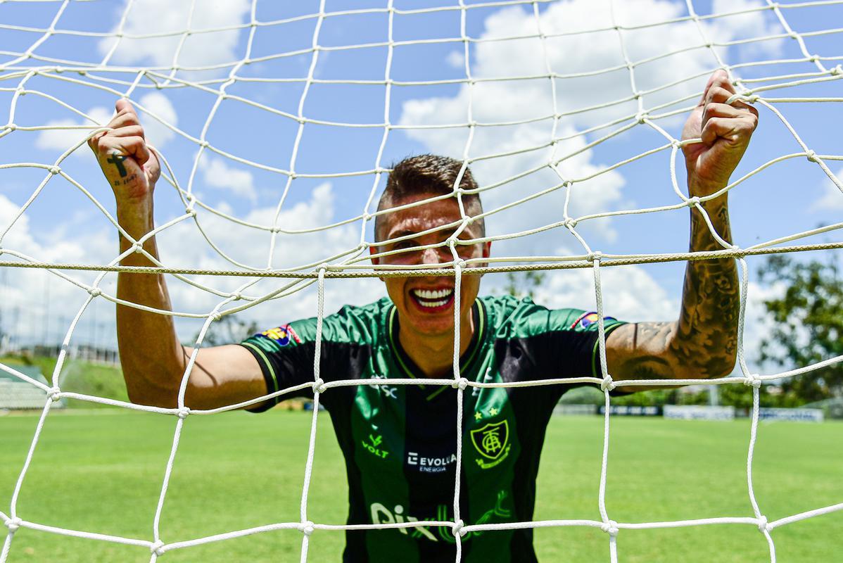 Meia-atacante Índio Ramírez sendo apresentado como novo reforço do América para 2022
