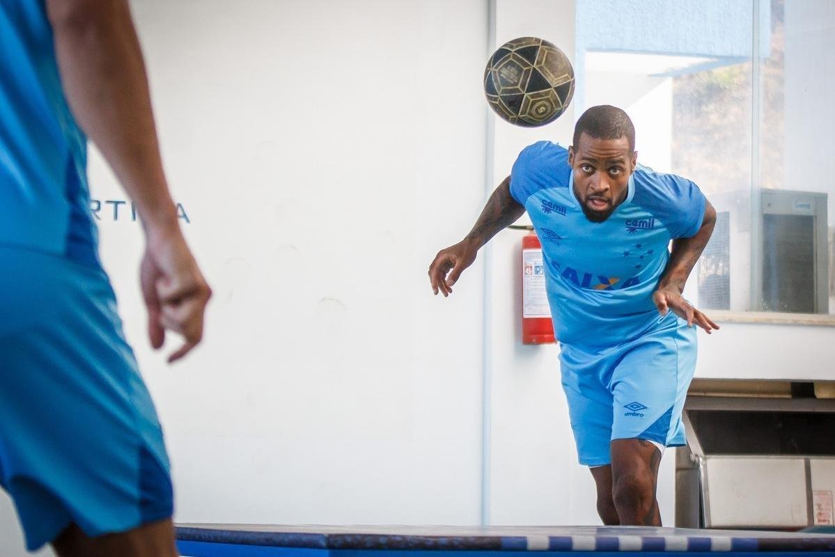 Imagens do treino do Cruzeiro nesta segunda-feira, 27/08. Mano Menezes no permitiu o acesso dos jornalistas, mas clube divulgou fotos da atividade na academia da Toca da Raposa II