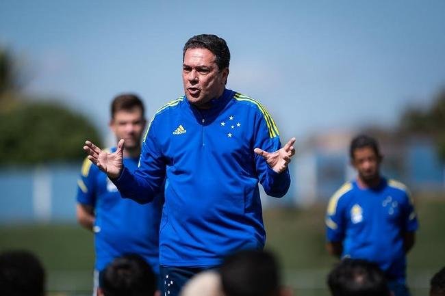 Luxemburgo conversou com os jogadores e orientou o time durante o treino