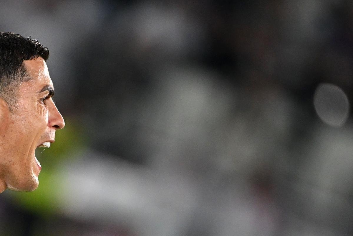 Cristiano Ronaldo chora aps eliminao de Portugal na Copa do Mundo diante de Marrocos