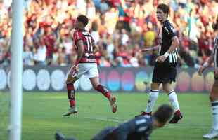 Paquet, de cabea, recolocou o Flamengo em vantagem aos 8 do segundo tempo: 2 a 1