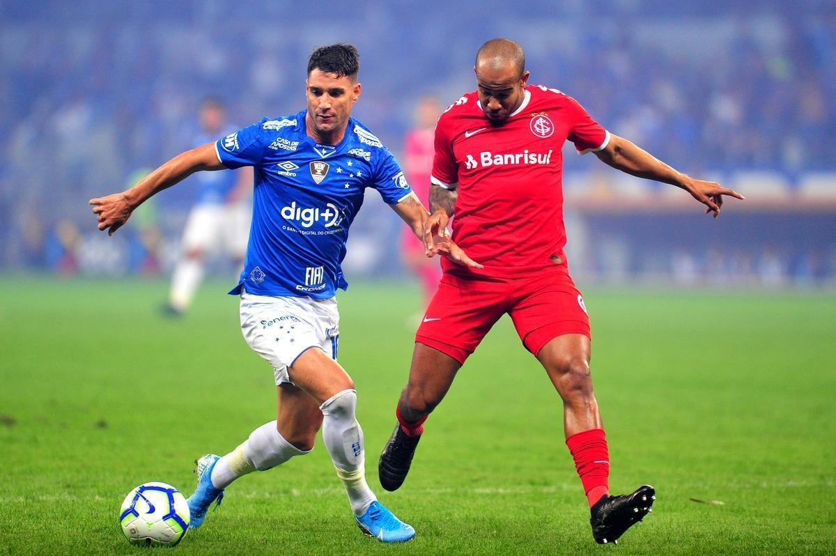 Fotos do primeiro tempo do duelo entre Cruzeiro e Internacional, no Mineiro, pela semifinal da Copa do Brasil