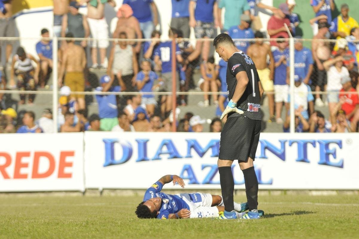 No fim da partida, Rafinha se queixou de contuso muscular e deixou o campo mancando