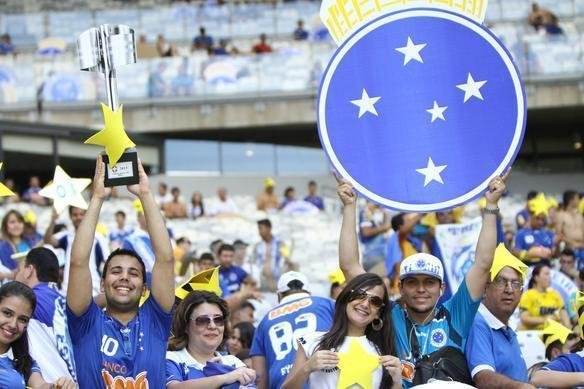 Torcida cruzeirense comea a festa dentro do estdio antes da partida decisiva contra o Grmio
