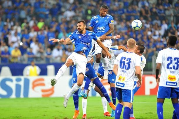 Fotos do duelo entre Cruzeiro e Ava, no Mineiro, pela 33 rodada do Campeonato Brasileiro
