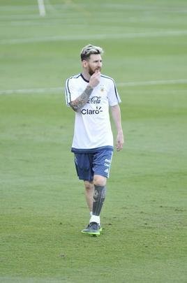 Seleo Argentina treinou nesta tera na Cidade do Galo com Lionel Messi. O craque cobrou faltas, afiou a pontaria e, em seguida, deixou a atividade mais cedo para se poupar. Na parte final, o tcnico Bauza orientou um trabalho em campo reduzido
