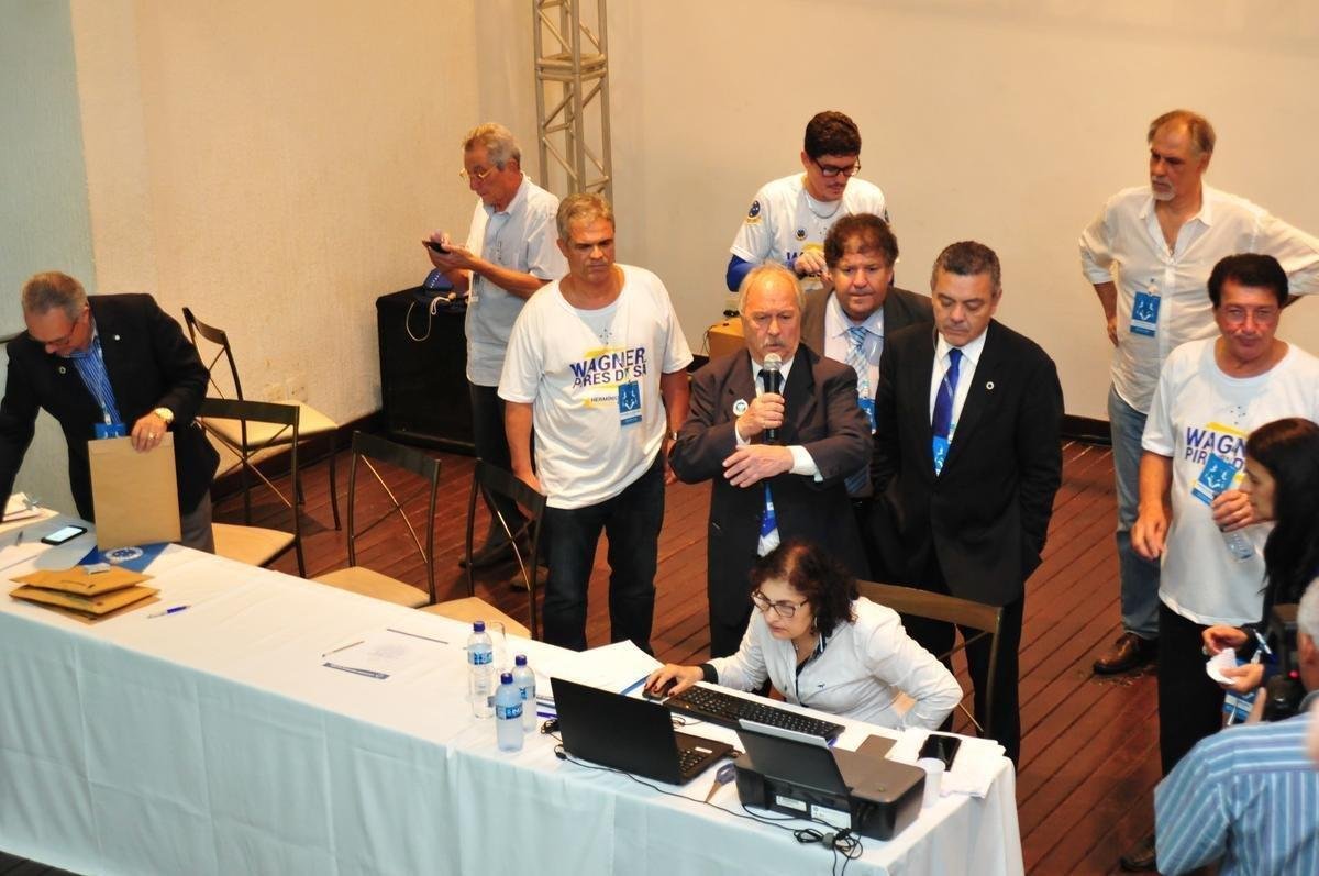 Wagner Pires de S venceu eleio com 235 votos e  o novo presidente do Cruzeiro. Ele comendar o clube no trinio 2018, 2019 e 2020. Srgio Santos Rodrigues, apoiado por Zez Perrella, ficou com 200 votos no pleito.