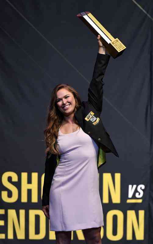 Ex-campe do peso galo, Ronda Rousey se tornou primeira mulher a entrar para o Hall da Fama do UFC