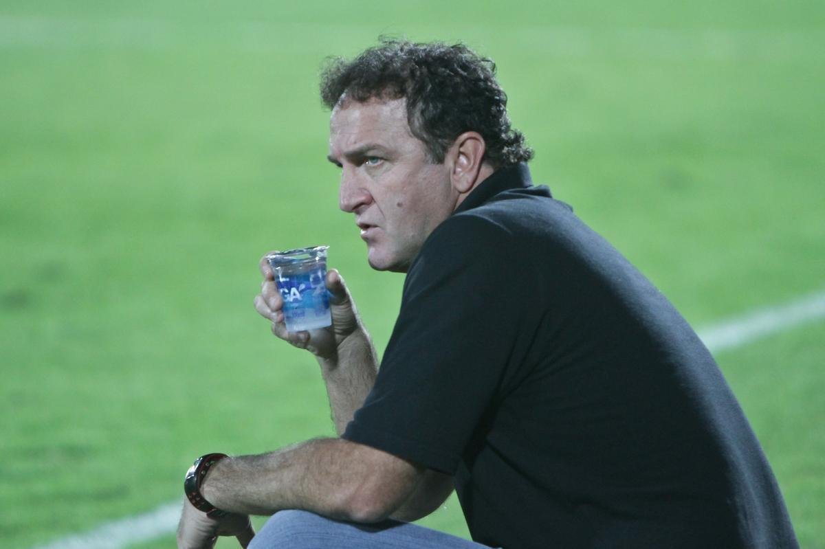 11 - No fim de julho de 2011, Rver foi mandado para o banco de reservas por Dorival Jnior. A titularidade s foi retomada sob o comando de Cuca. Pouco tempo depois, foi convocado por Mano Menezes para a Seleo. O Atltico, que estava na zona de rebaixamento da Srie A, conseguiu se recuperar. No fim do ano, integrou o time do prmio 'Craque do Brasileiro'.