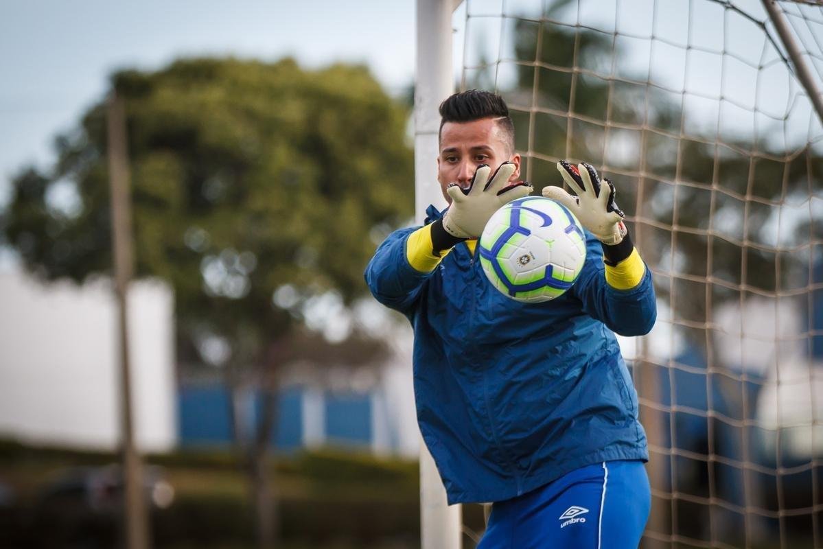 A comisso tcnica do Cruzeiro permitiu que a imprensa acompanhasse somente o comeo das atividades desta quinta-feira, na Toca da Raposa 2. Em campo, foi possvel ver o meia Rodriguinho, que segue programao especial de exerccios elaborada pelos profissionais do clube. O time se prepara para o jogo-treino de segunda-feira, contra o Amrica, que servir de teste visando  retomada das competies. No coletivo de tera-feira, a escalao teve Fbio; Lucas Romero, Ded, Leo e Egdio; Henrique e Jadson; Marquinhos Gabriel, Thiago Neves e David; Fred. Vale ressaltar que o meia Robinho havia sido poupado desse trabalho.