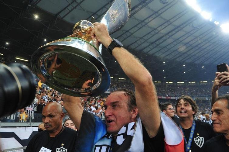 Atltico ergue a taa de campeo brasileiro e d a volta olmpica diante da torcida alvinegra, no Mineiro