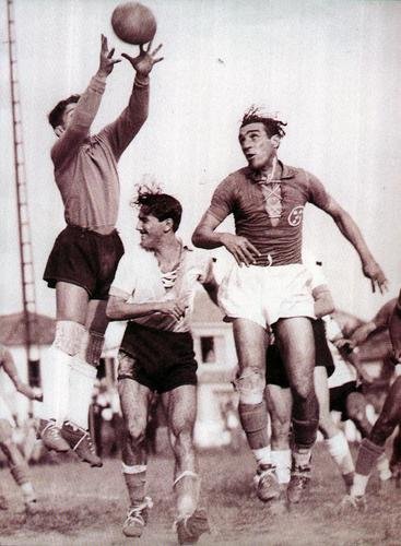 Atacante Niginho (Leonzio Fantoni), do Cruzeiro, em disputa de bola area com o goleiro Aldo, do Amrica