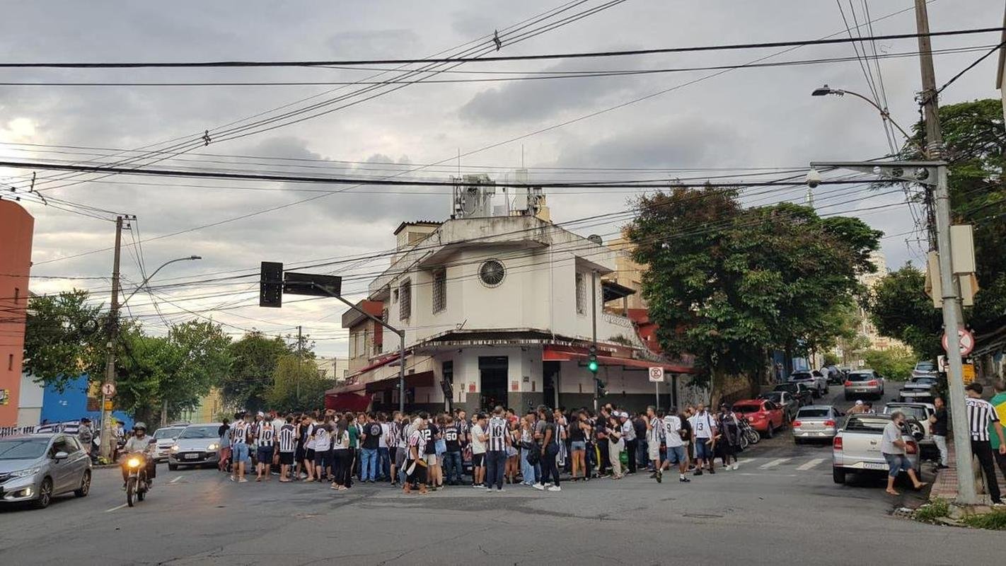 Nesta quinta-feira (2), torcedores do Atltico lotaram os bares de BH para acompanhar Bahia x Galo, jogo adiado da 32 rodada do Campeonato Brasileiro. Na imagem, Bar do Salomo, na Rua do Ouro.
