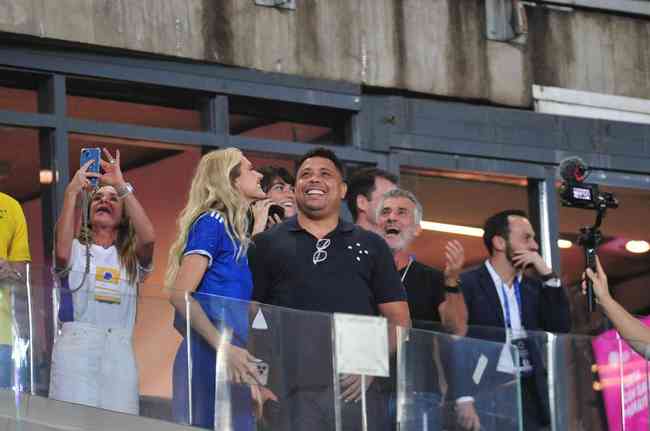 Ronaldo was greeted in a special way by Cruzeiro fans before the match against Vasco de Mineirao in the 31st round of Serie B. The phenom was accompanied by his wife Selina