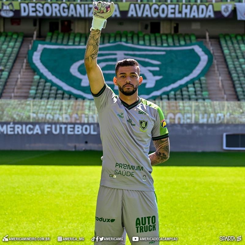 Jori posa com o novo uniforme 3 (goleiro)