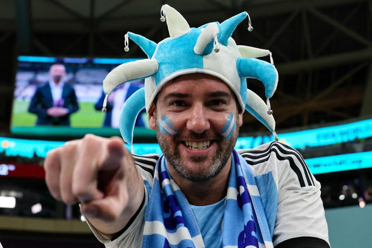Imagens das torcidas de Argentina e Crocia no duelo pela semifinal da Copa do Mundo do Catar, no estdio Lusail