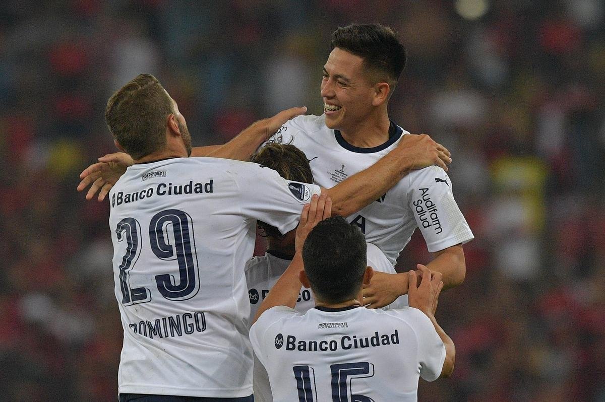 No primeiro tempo, Paquet abriu o placar para o Flamengo; Barco empatou para o Independiente, de pnalti