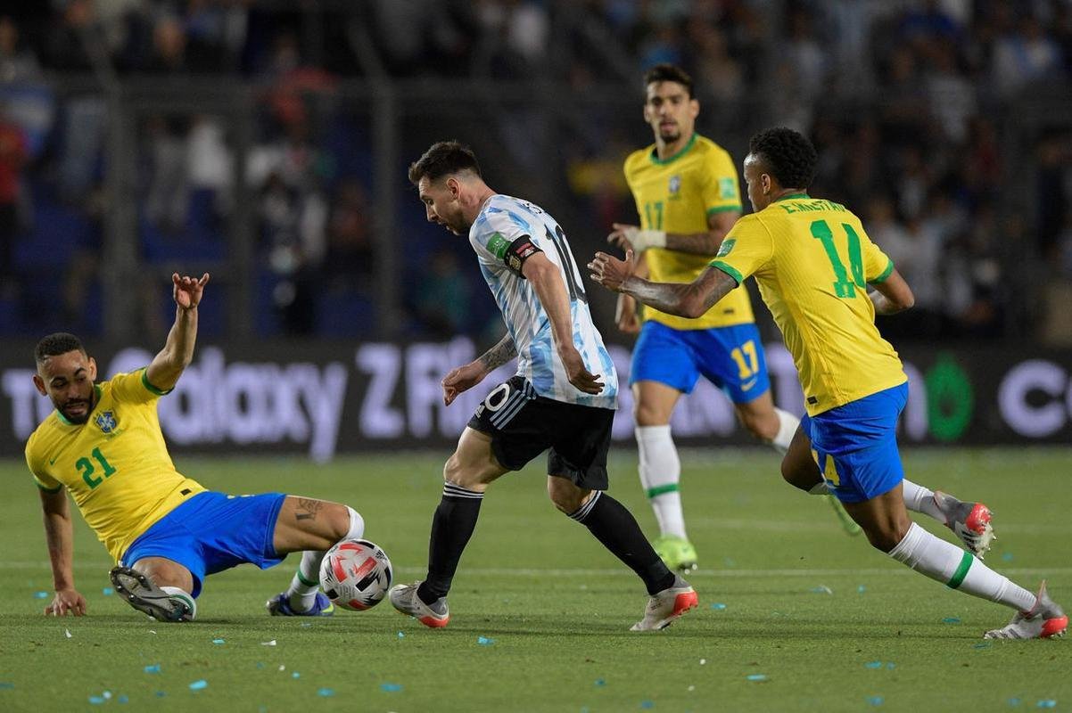 Sem Neymar, Brasil encarou a Argentina em clssico agitado pelas Eliminatrias