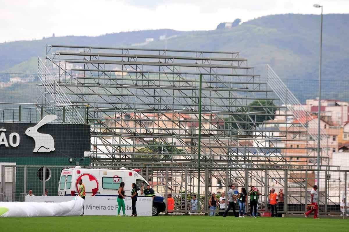 Fotos das obras de instalao de arquibancadas mveis no estdio Independncia