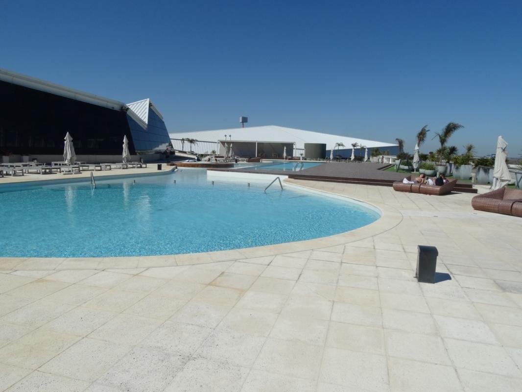 O hotel que abriga o Atltico tem cassino, shopping, spa, piscina, academia e quadras