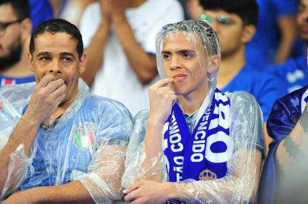 Sinalizadores, rojes, ira e xingamentos: a reao da torcida celeste com a derrota no Mineiro