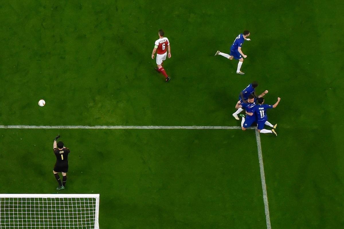 Com direito a um show de Hazard no segundo tempo, quando o craque belga marcou dois gols e ainda deu assistncia para Pedro balanar as redes, o Chelsea goleou o Arsenal por 4 a 1, nesta quarta-feira, no estdio Olmpico de Baku, no Azerbaijo, e conquistou o seu segundo ttulo da Liga Europa