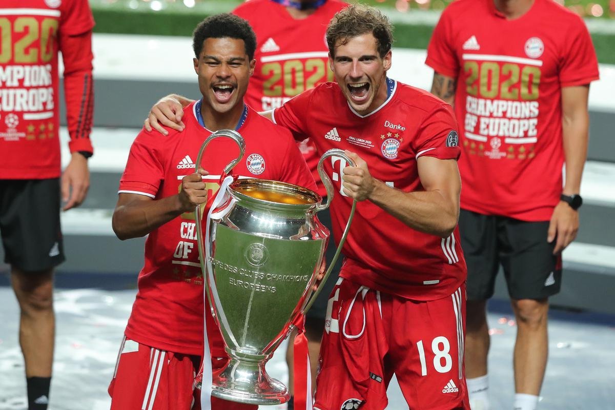 Bayern conquistou o hexa da Liga dos Campeões da Europa ao vencer o PSG por 1 a 0, neste domingo, no Estádio da Luz, em Lisboa. Coman marcou o gol do título alemão. Capitão Neuer ergue a taça junto aos seus companheiros.