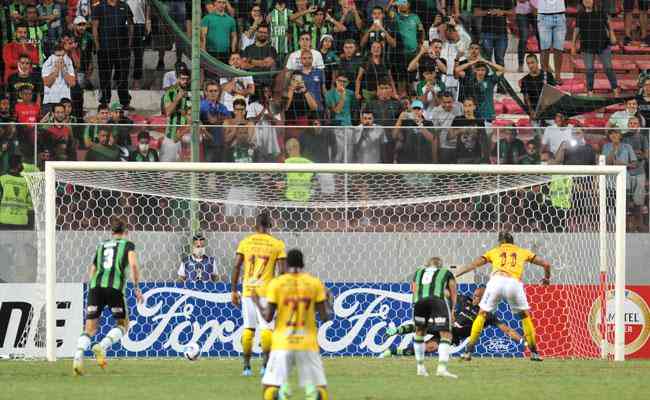 Garcs, do Barcelona, chutou para fora e desperdiou pnalti  nos ltimos minutos do jogo contra o Amrica pela Libertadores