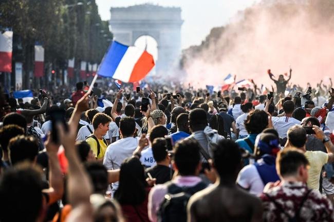 Torcedores franceses tomaram principais pontos tur�sticos e avenidas de Paris para celebrar o bi mundial