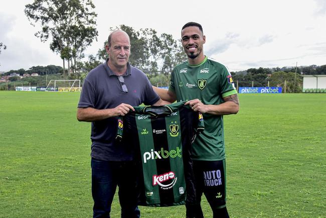 Novo reforço do América para 2022, o zagueiro Éder foi apresentado oficialmente no dia 10 de janeiro