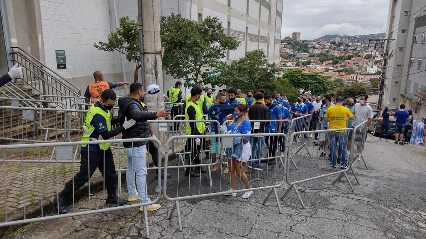 Torcida do Cruzeiro registra maior pblico do Campeonato Mineiro na partida contra o Villa Nova, no Independncia, pela oitava rodada. Ao todo, 19.616 pessoas compareceram no Horto.