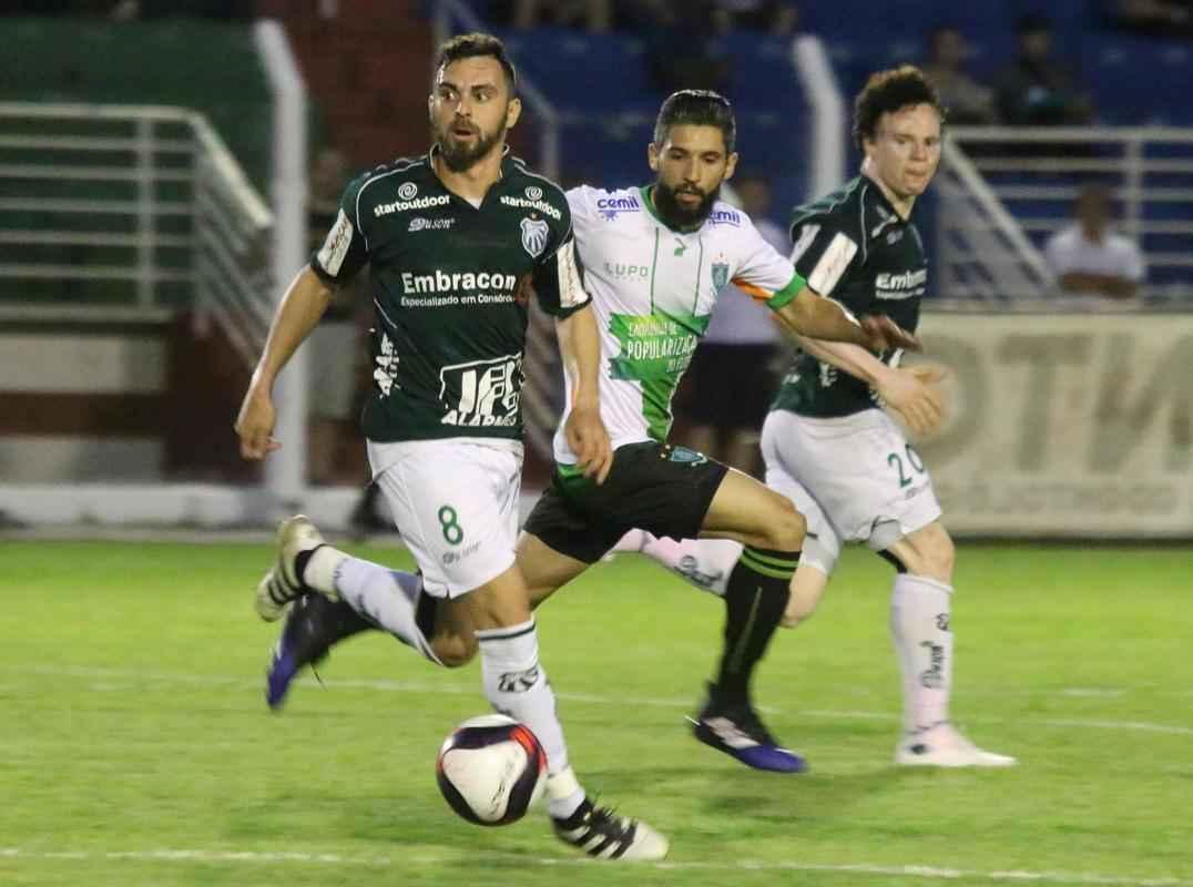 Fotos de Caldense x Amrica, jogo disputado em Poos de Caldas, pela terceira rodada do Campeonato Mineiro