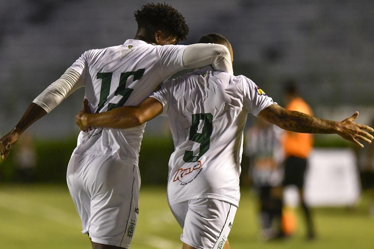 Athletic e Amrica se enfrentaram pela 2 rodada do Campeonato Mineiro de 2021. A partida foi realizada no Estdio Mrio Helnio, em Juiz de Fora, e marcou a estreia do atacante uruguaio Loco Abreu, de 44 anos, com a camisa do Esquadro de Ao.