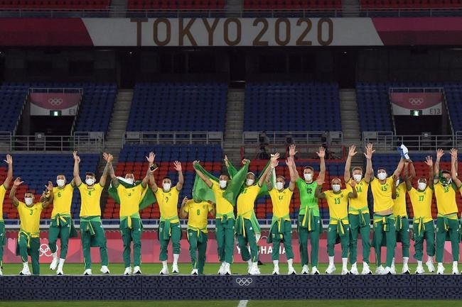 Jogadores da Sele��o Brasileira recebem a medalha de ouro pela conquista ol�mpica no futebol