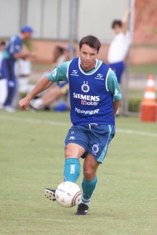 Marcelo Batatais atingiu quatro gols tanto em 2003 (13 jogos) quanto em 2005 (54 jogos). Ele  o 10 maior zagueiro-artilheiro do Cruzeiro, com 12 tentos em 147 partidas.