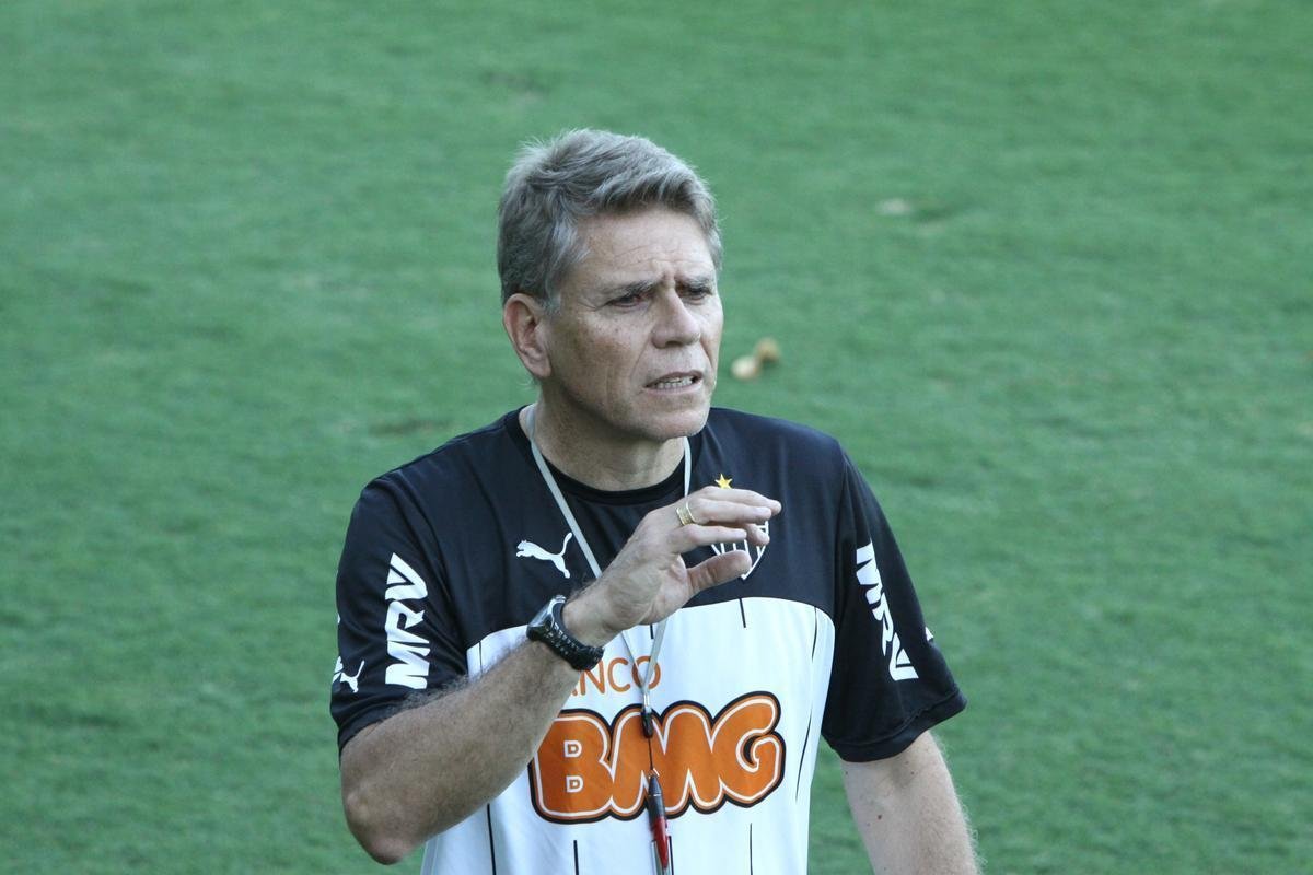 Paulo Autuori - Paulo Autuori chegou ao Atltico para substituir Cuca no comando do clube. A equipe caiu de produo e o treinador foi demitido mesmo conseguindo manter uma invencibilidade de jogos. A derrota que derrubou Autuori foi na Colmbia, contra o Atltico Nacional, nas oitavas de final da Libertadores. Em 23 jogos, foram 11 11 vitrias, 9 empates e trs derrotas.