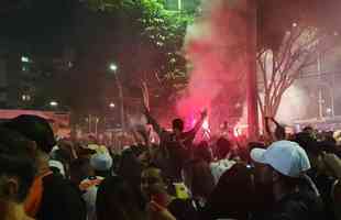 Nesta quinta-feira (2), torcedores do Atltico lotaram os bares de BH para acompanhar Bahia x Galo, jogo adiado da 32 rodada do Campeonato Brasileiro. 