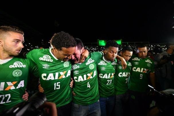 Foi na Arena ndio Cond que a Chapecoense deixou o 'anonimato' para ganhar os coraes de todos os brasileiros. Em seu estdio, o Verdo do Oeste mostrou toda sua valentia ao permanecer por trs anos seguidos na Srie A e, consequentemente, alcanar a deciso da Copa Sul-Americana. Pelo caminho ficaram gigantes como os argentinos Independiente e San Lorenzo e o colombiano Junior Barranquilla. Restava apenas o poderoso Atltico Nacional, melhor clube da atualidade na Amrica do Sul. Dentro de campo, a Chape no pde dar sequncia  sua bravura, pois acabou vitimada por um acidente areo que matou quase toda sua delegao nas proximidades de Medelln, na Colmbia. Mas, se depender do amor de uma multido, o clube renascer. A mesma Arena Cond que foi palco de trs acessos - da Srie D para a C, em 2009; da C para a B, em 2012; e da B para a A, em 2013 -  o local onde milhares de torcedores prestam as ltimas homenagens aos falecidos. Sempre, claro, com a esperana de que a agremiao se reerguer e dar continuidade ao belo trabalho recente. Vamos, vamos Chape!!! (CRDITO DAS IMAGENS: NELSON ALMEIDA/AFP)