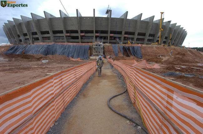 06/12/2011 - Na parte externa, ritmo de obras  um pouco mais lento.