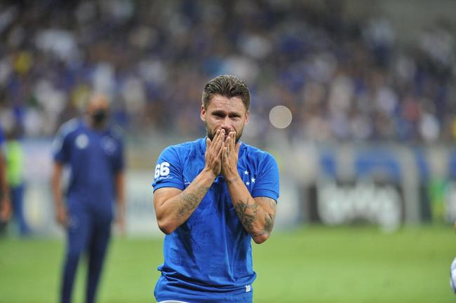 Ao lado dos filhos, Rafinha e Nicholas, Rafael Sobis foi aos prantos no Mineiro em sua despedida do futebol com a camisa do Cruzeiro. Depois de trocar a camisa com o histrico craque celeste Dirceu Lopes, ele saudou os torcedores e teve o nome gritado pelo estdio lotado. Noite foi de muita emoo para o agora ex-atacante, de 36 anos.