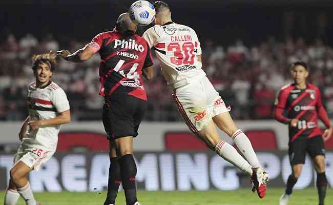 Em jogo de pouca inspiração das duas equipes, São Paulo e Athletico empatam e seguem ameaçados 